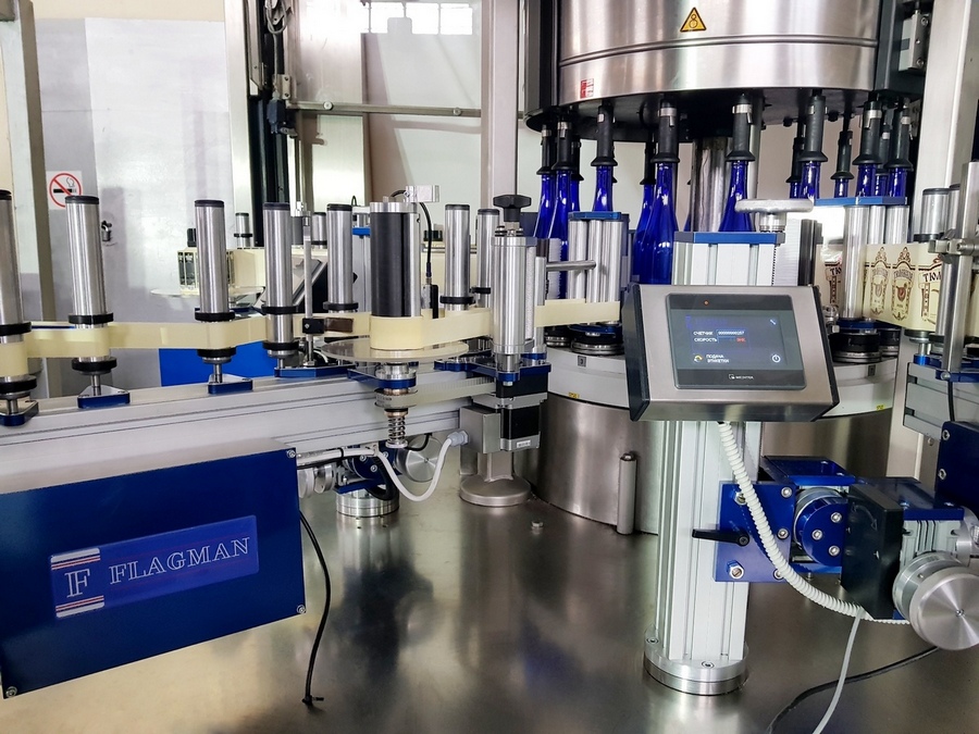 Rotary labelling machines